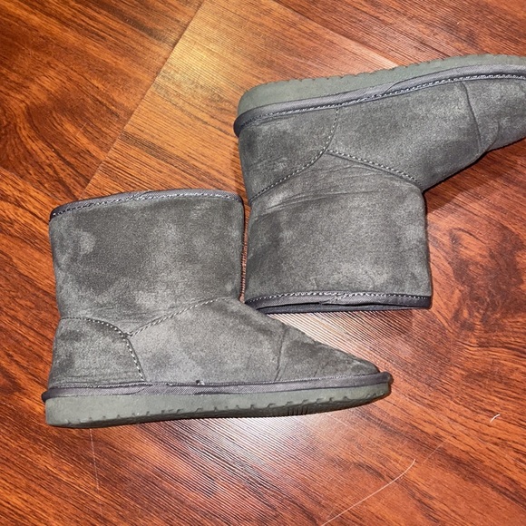 NWT The Children's Place Girls Shakey Heart Faux Suede Boots Grey Size 10 - Picture 3 of 5